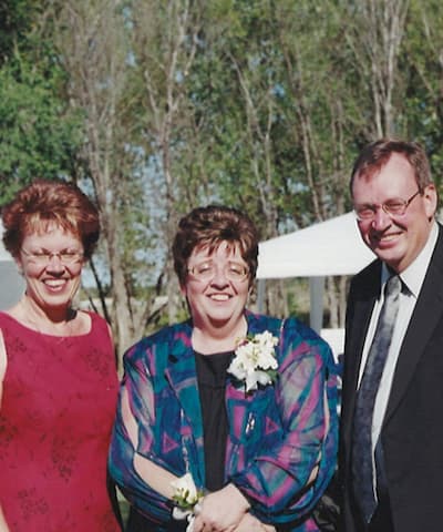 Merrilyn with her sister Jean and brother Lorne (2003)